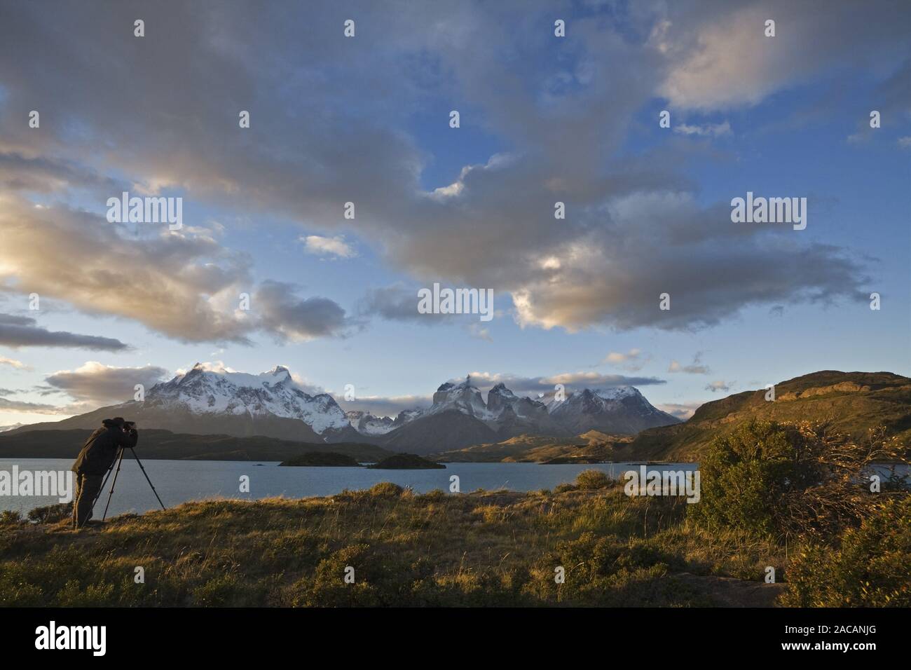 Fotografo a Torres del Paine massiccio e Lago Pehoe al tramonto, Cile, fotografo massiccio a Torres del Paine e il Lago Pehoe Foto Stock