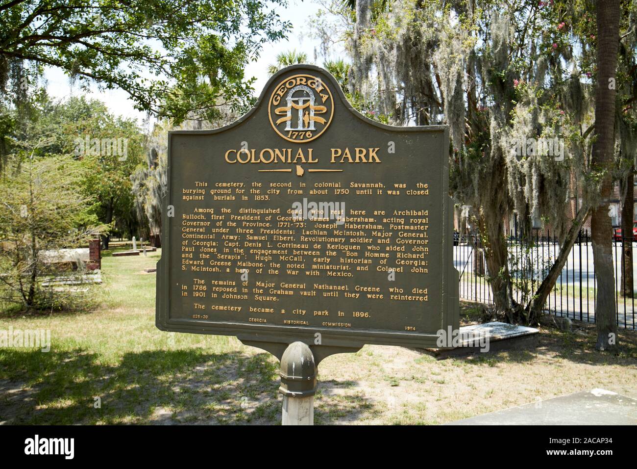 Marcatore storico all'ingresso coloniale cimitero parco Savannah in Georgia negli Stati Uniti Foto Stock