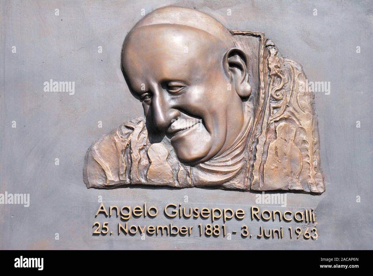 Rilievo bronzeo di Papa Giovanni XXIII. Roncalli spazio sul lato sud della cattedrale di Colonia, Colonia, Renania settentrionale-Vestfalia, Germania, Foto Stock