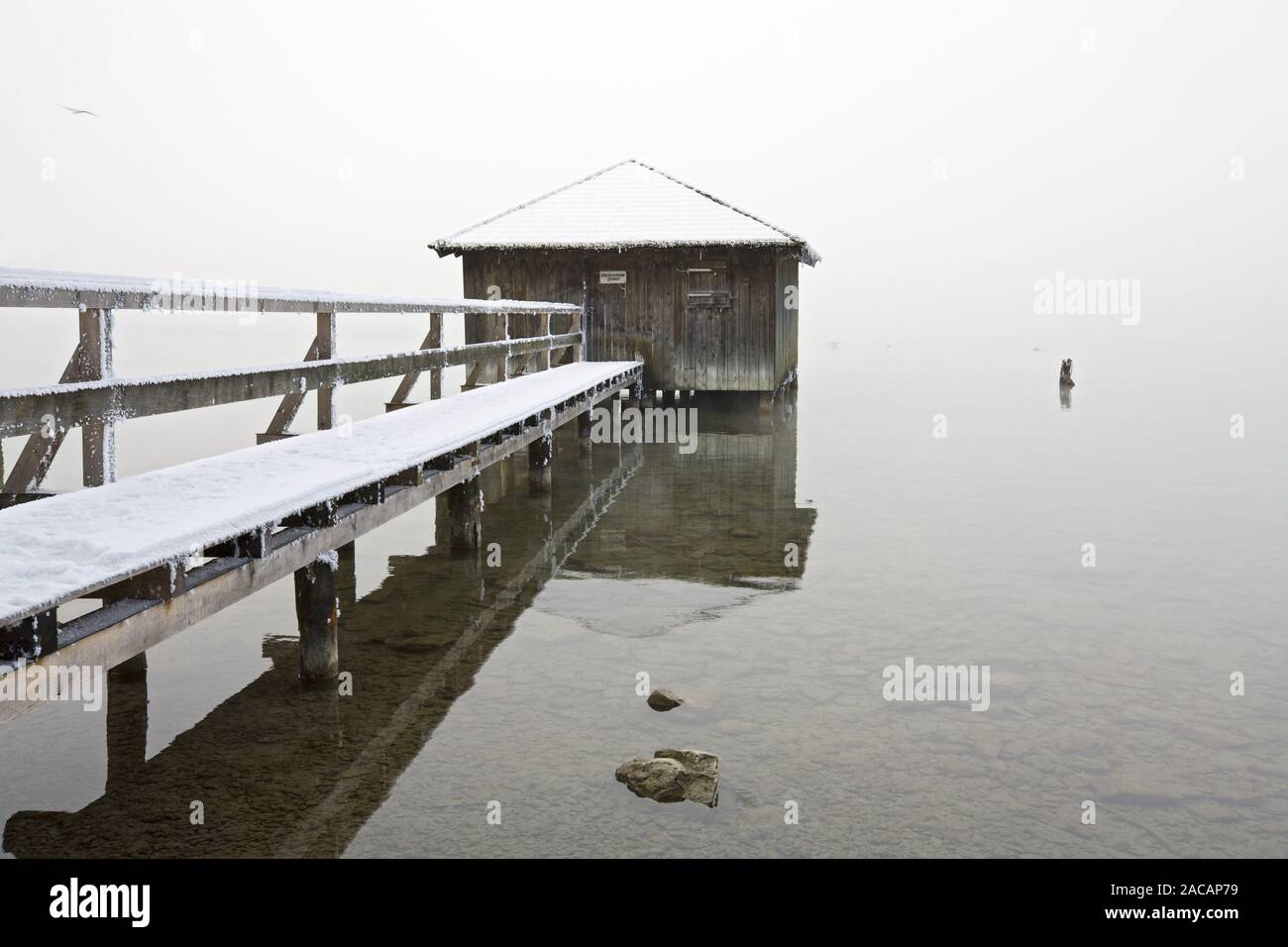 A boatshouse Kochelsee con nebbia, Alta Baviera Foto Stock