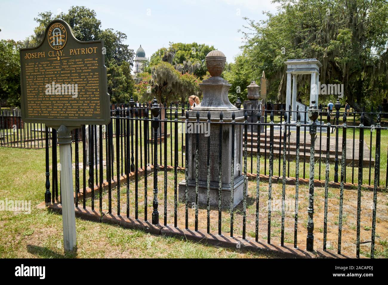 Marcatore storico sulla tomba di Giuseppe patriota di argilla coloniale cimitero parco Savannah in Georgia negli Stati Uniti Foto Stock