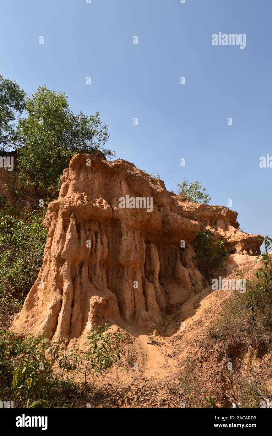 Anfratti Gangani presso la banca del fiume Shilabati o Shilai in Garbeta, West Bengal, India. Foto Stock