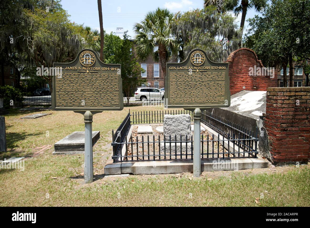 Marcatori storico presso le tombe del col james s. mcintosh e gen lachlan mcintosh coloniale cimitero parco Savannah in Georgia negli Stati Uniti Foto Stock