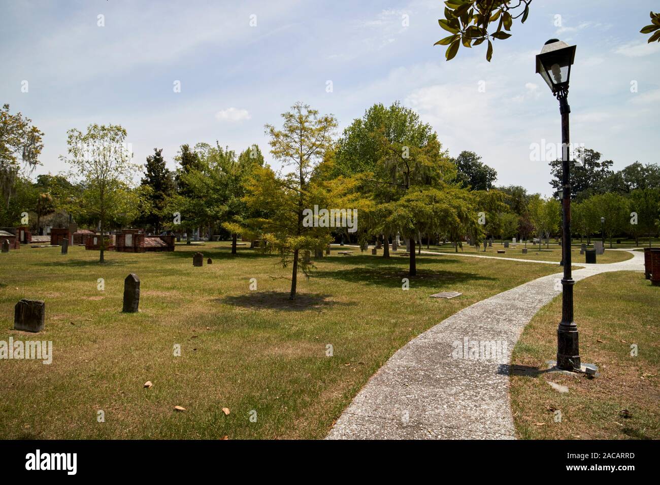 Percorso attraverso il parco coloniale cimitero Savannah in Georgia negli Stati Uniti Foto Stock