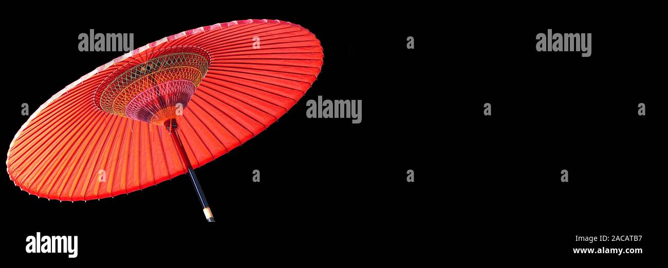 Red Ombrello giapponese panoramica su sfondo nero con spazio di copia Foto Stock