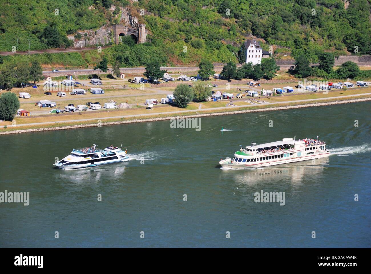 Le navi da passeggeri sul Reno, romantica Valle del Reno, Patrimonio Mondiale UNESCO Valle del Reno superiore e centrale, Renania-Palatinato, germe Foto Stock