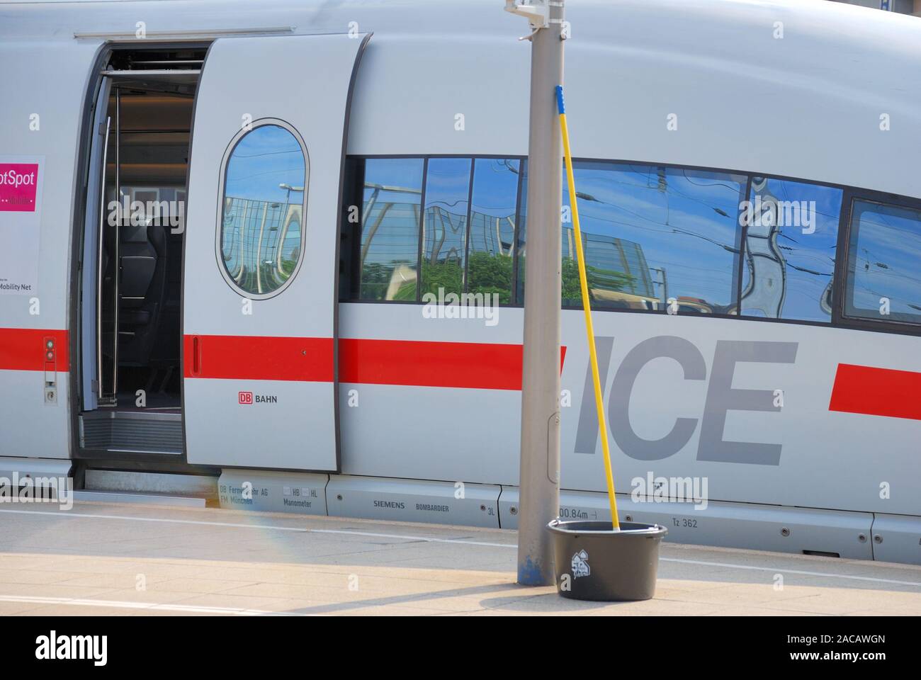 Power Car con porta aperta di un ICE 3, Colonia, nella Renania settentrionale-Vestfalia, Germania, Europa Foto Stock