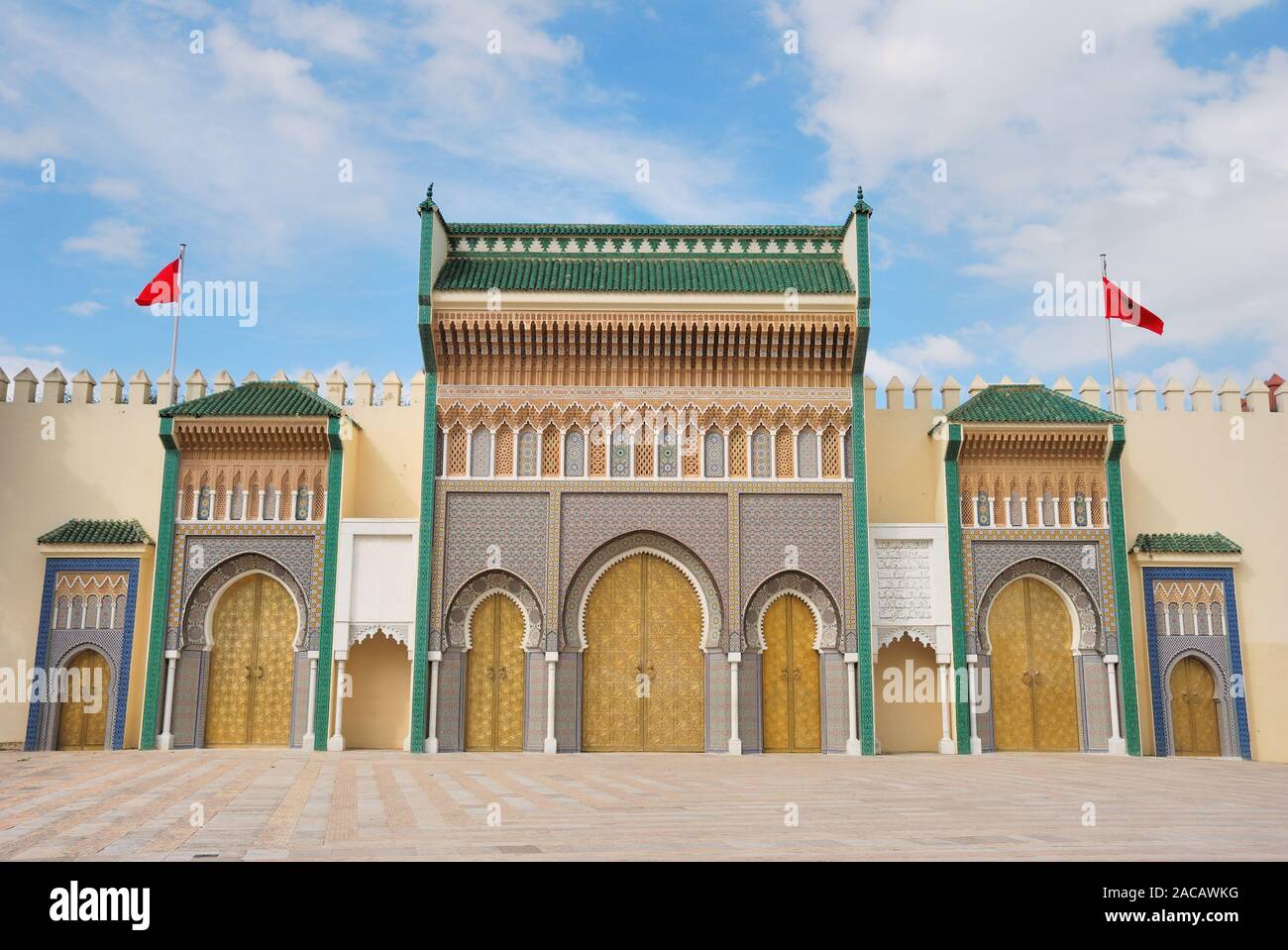 Porta del Palazzo Reale (Palais Royal, Dar El Makhzen) a La Place des Alaouites in Fes Djedid, Fes, Marocco, Africa Foto Stock