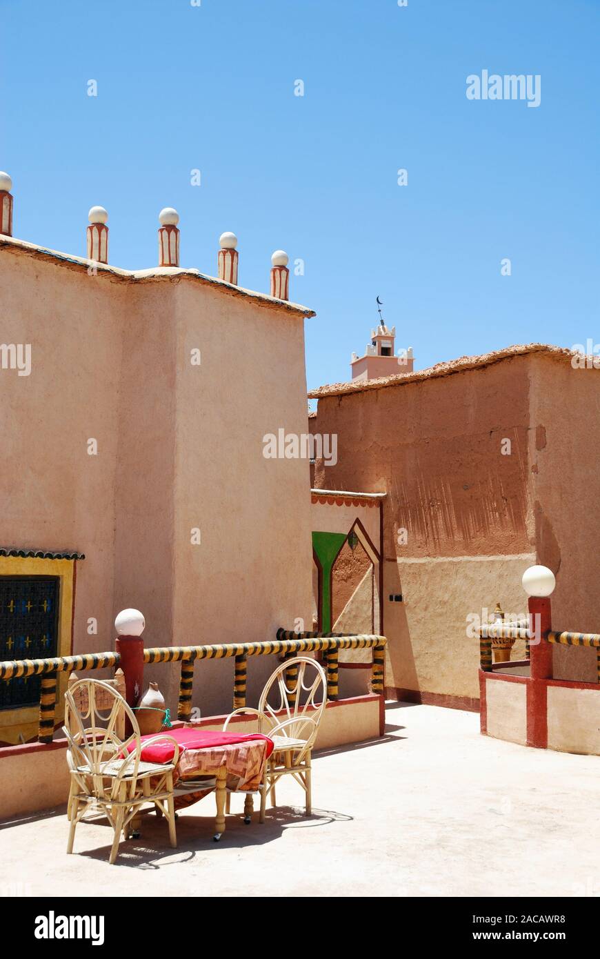 Terrazza sul tetto di un riad, terra sbattuta architettura, Marocco, Africa Foto Stock