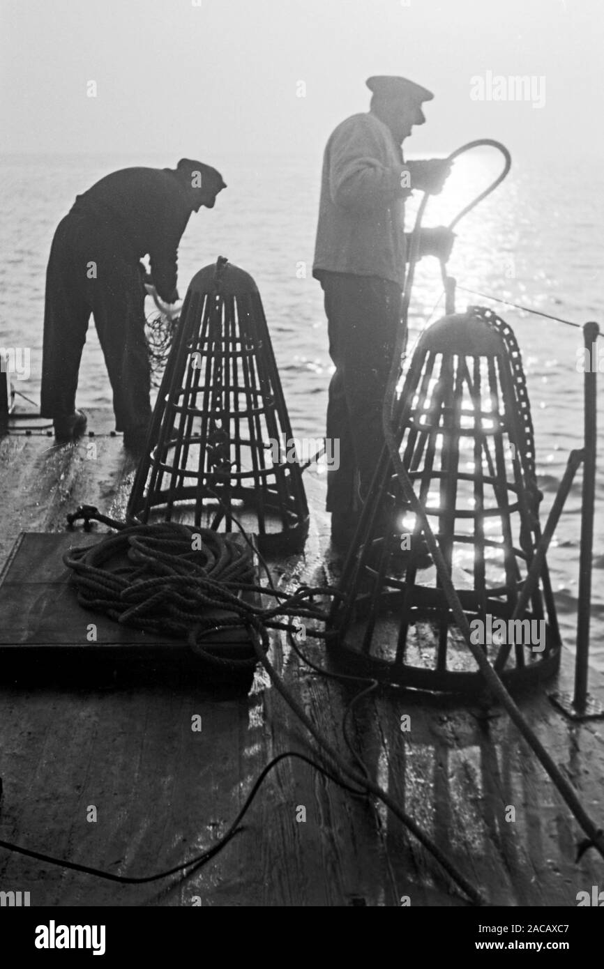 Schiffsarbeiter setzen Bojen, Emden, Niedersachsen, Deutschland, 1950. Nave i lavoratori messi boe, Emden, Bassa Sassonia, Germania, 1950. Foto Stock