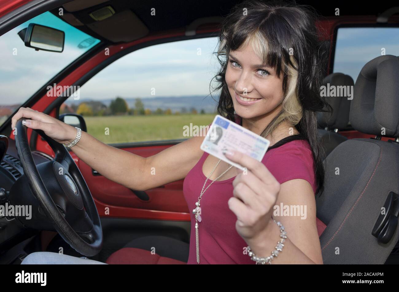 Ragazza ha la sua patente di guida Foto Stock