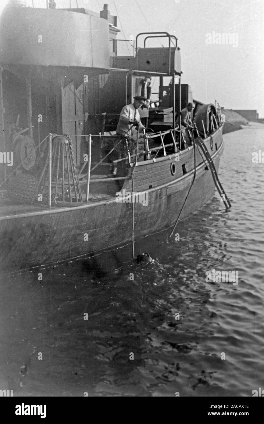 Bojentaucher im Wasser, Emden, Niedersachsen, Deutschland, 1950. Boe sub in immersione, Emden, Bassa Sassonia, Germania, 1950s. Foto Stock