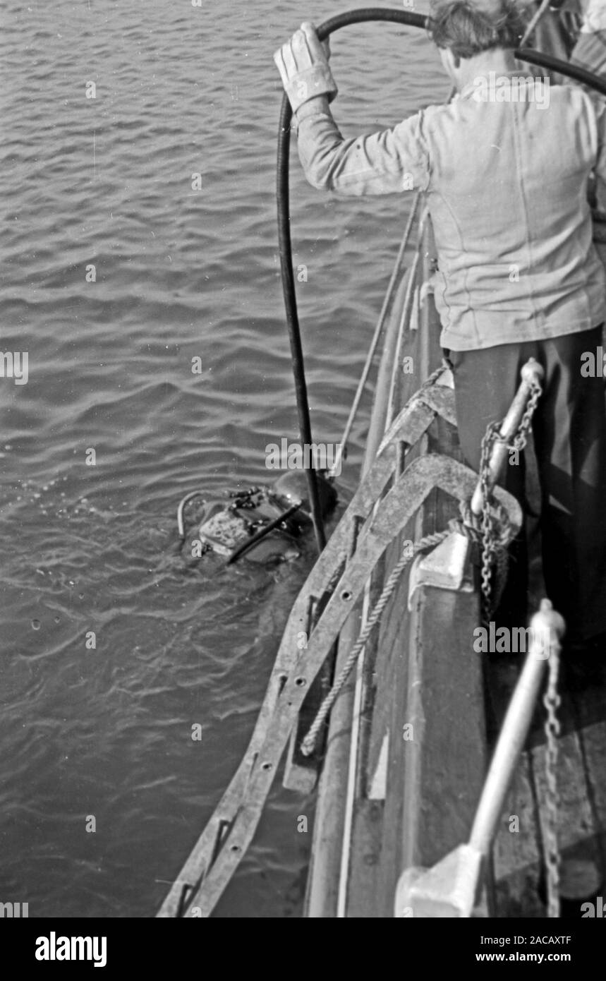 Bojentaucher im Wasser, Emden, Niedersachsen, Deutschland, 1950. Boe sub in immersione, Emden, Bassa Sassonia, Germania, 1950s. Foto Stock