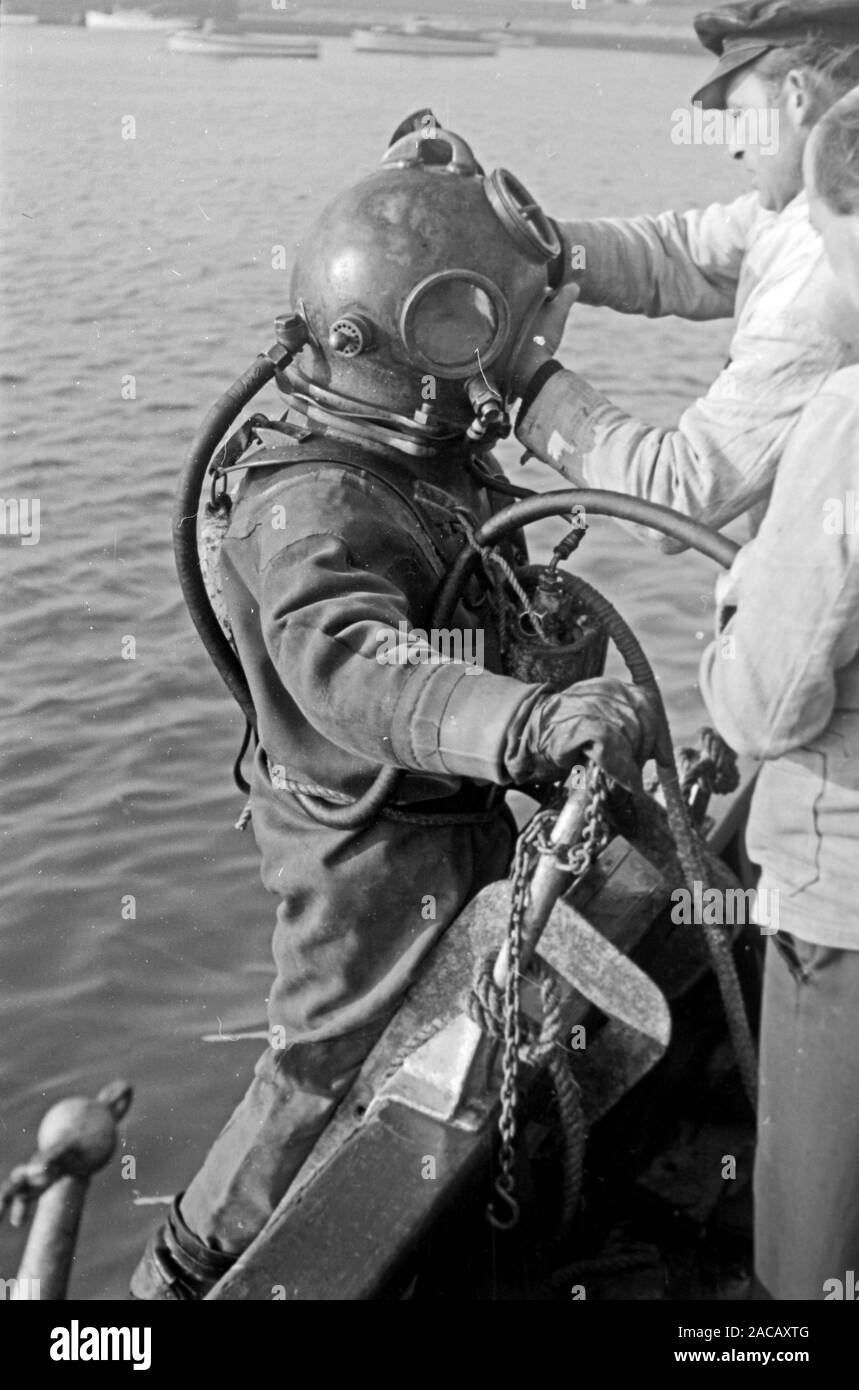 Bojentaucher steigt aus Wasser, Emden, Niedersachsen, Deutschland, 1950. Boe divers sorge dall'acqua, Emden, Bassa Sassonia, Germania, 1950. Foto Stock