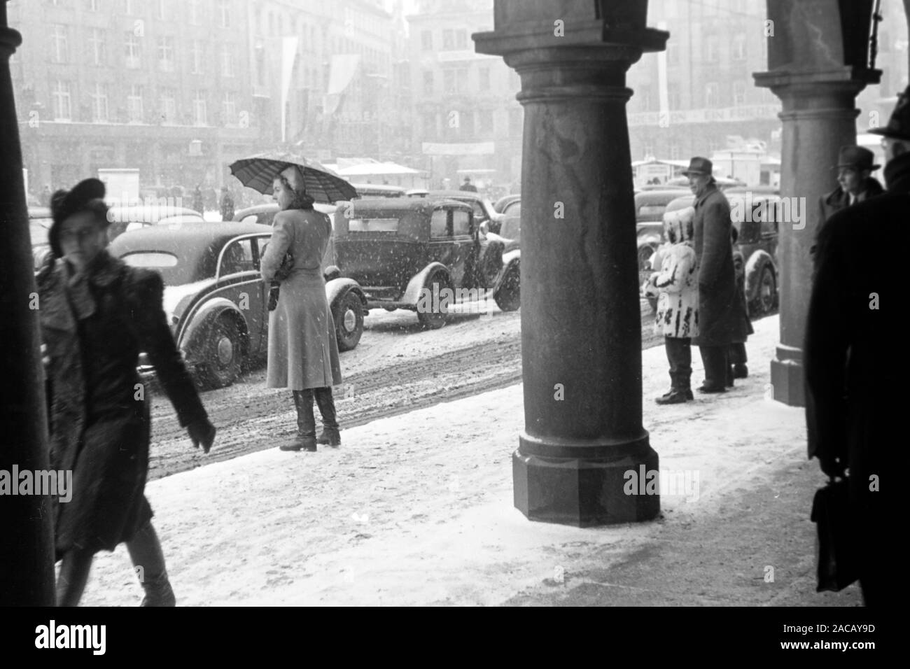 Mehrere Menschen laufen durch die verschneite Stadt, Leipzig Deutschland 1949. Molte persone sono a piedi attraverso la città nevoso, Leipzig Germania 1949. Foto Stock