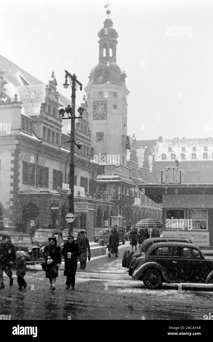 Mehrere Menschen laufen durch die verschneite Stadt, Leipzig Deutschland 1949. Molte persone sono a piedi attraverso la città nevoso, Leipzig Germania 1949. Foto Stock