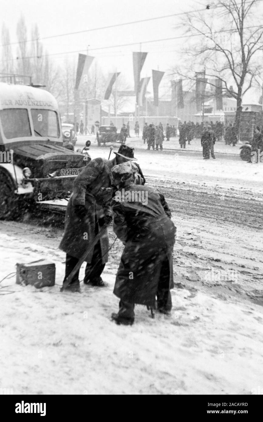 Zwei Männer stellen eine Kamera im Schnee auf, Leipzig Deutschland 1949. Due uomini stanno preparando una telecamera nella neve, Leipzig Germania 1949. Foto Stock