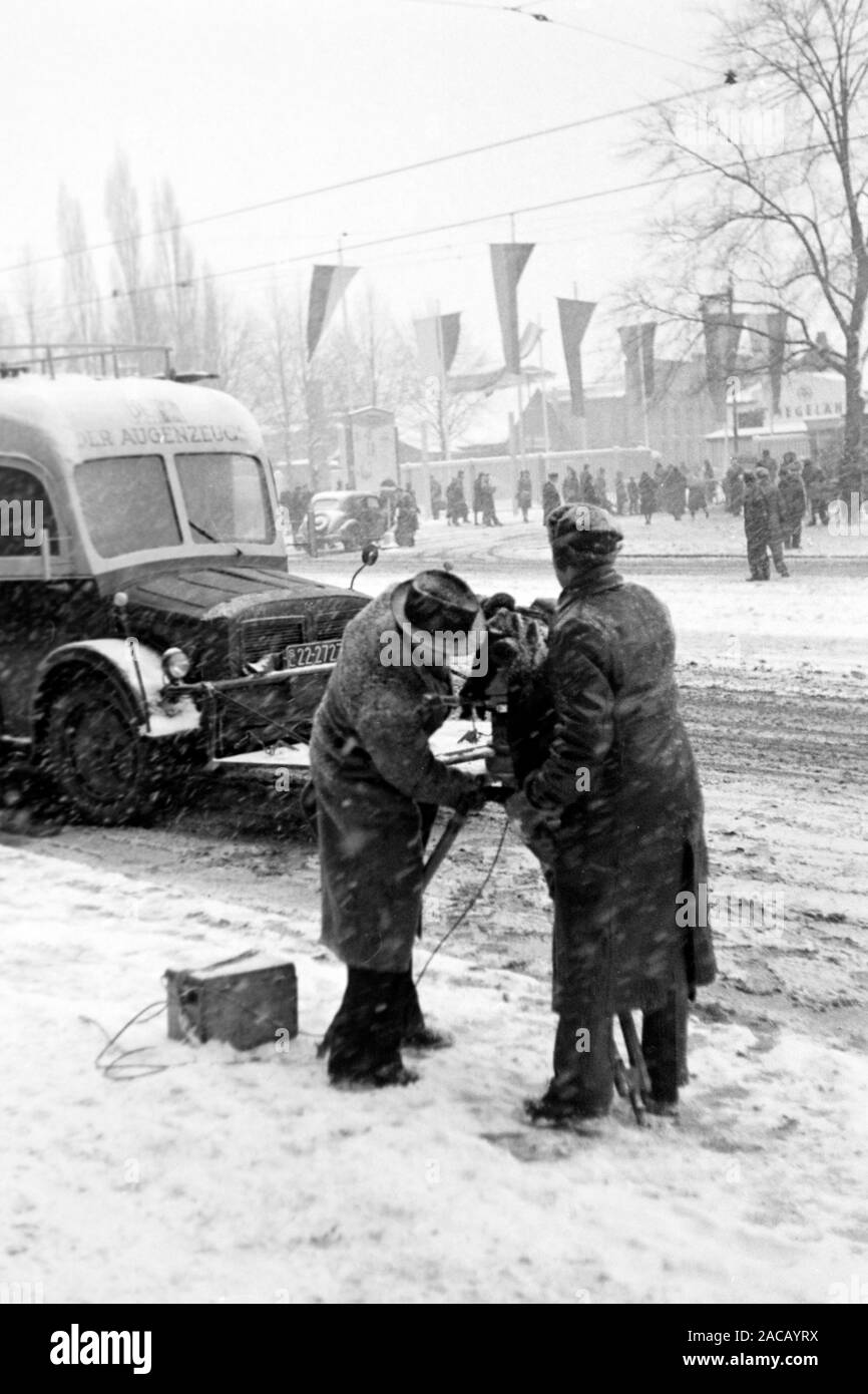 Zwei Männer stellen eine Kamera im Schnee auf, Leipzig Deutschland 1949. Due uomini stanno preparando una telecamera nella neve, Leipzig Germania 1949. Foto Stock