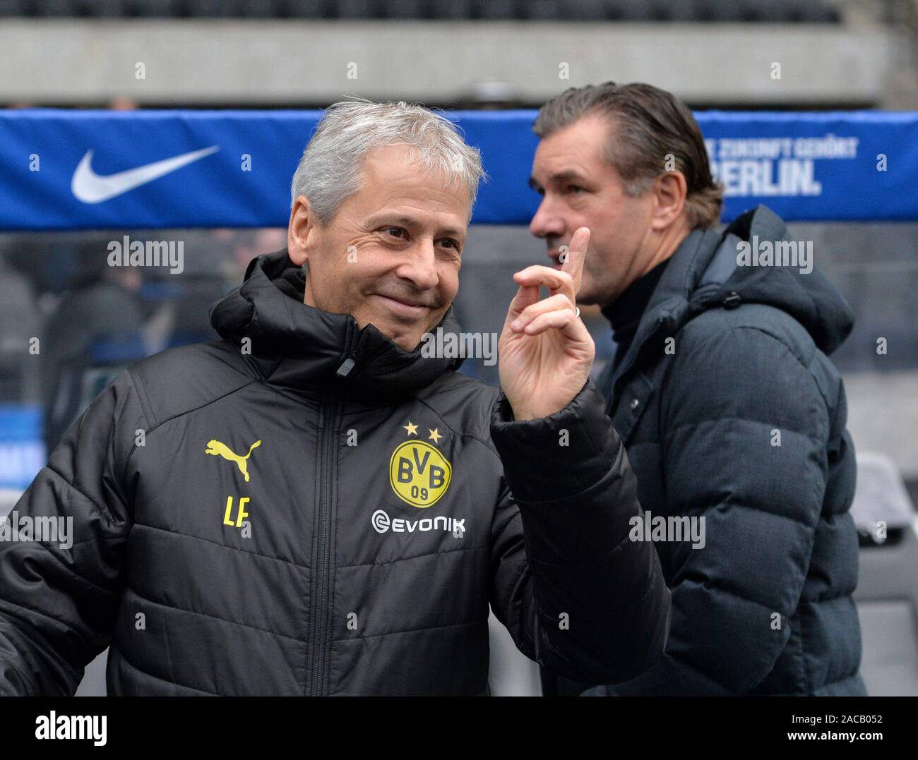 Da sinistra a destra: allenatore Lucien FAVRE (DO), Michael ZORC (direttore sportivo fare), il gesto, gesto, calcio 1. Bundesliga, XIII GIORNATA, Hertha BSC Berlino (B) - Borussia Dortmund (DO) 1: 2, il 30.11. 2019 a Berlino / Germania. vǬ | Utilizzo di tutto il mondo Foto Stock