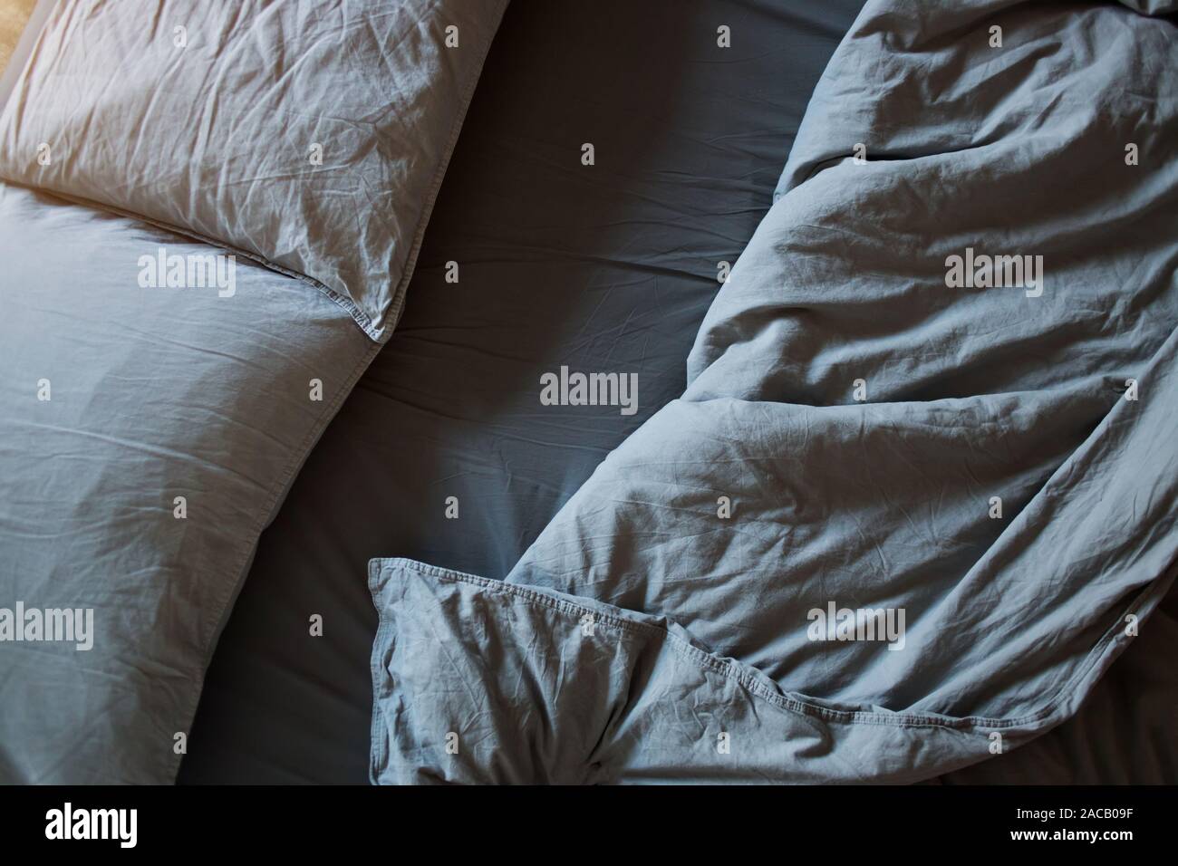 Vista superiore accartocciata letto la mattina dopo il sonno. Foto Stock