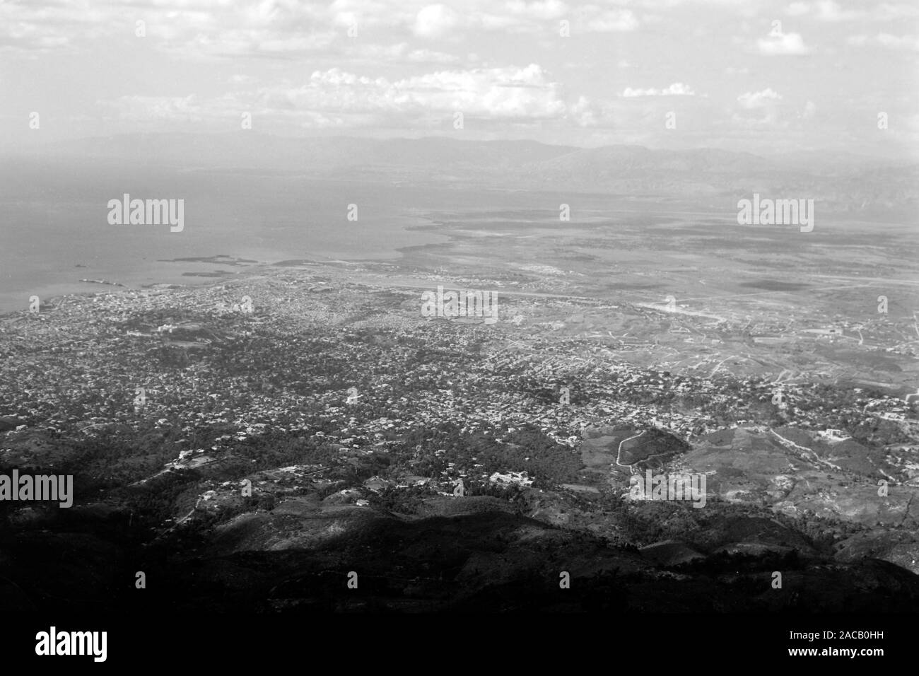 Blick auf das Häusermeer von Port-au-Prince, 1967. Vista su Port-au-Prince's case, 1967. Foto Stock