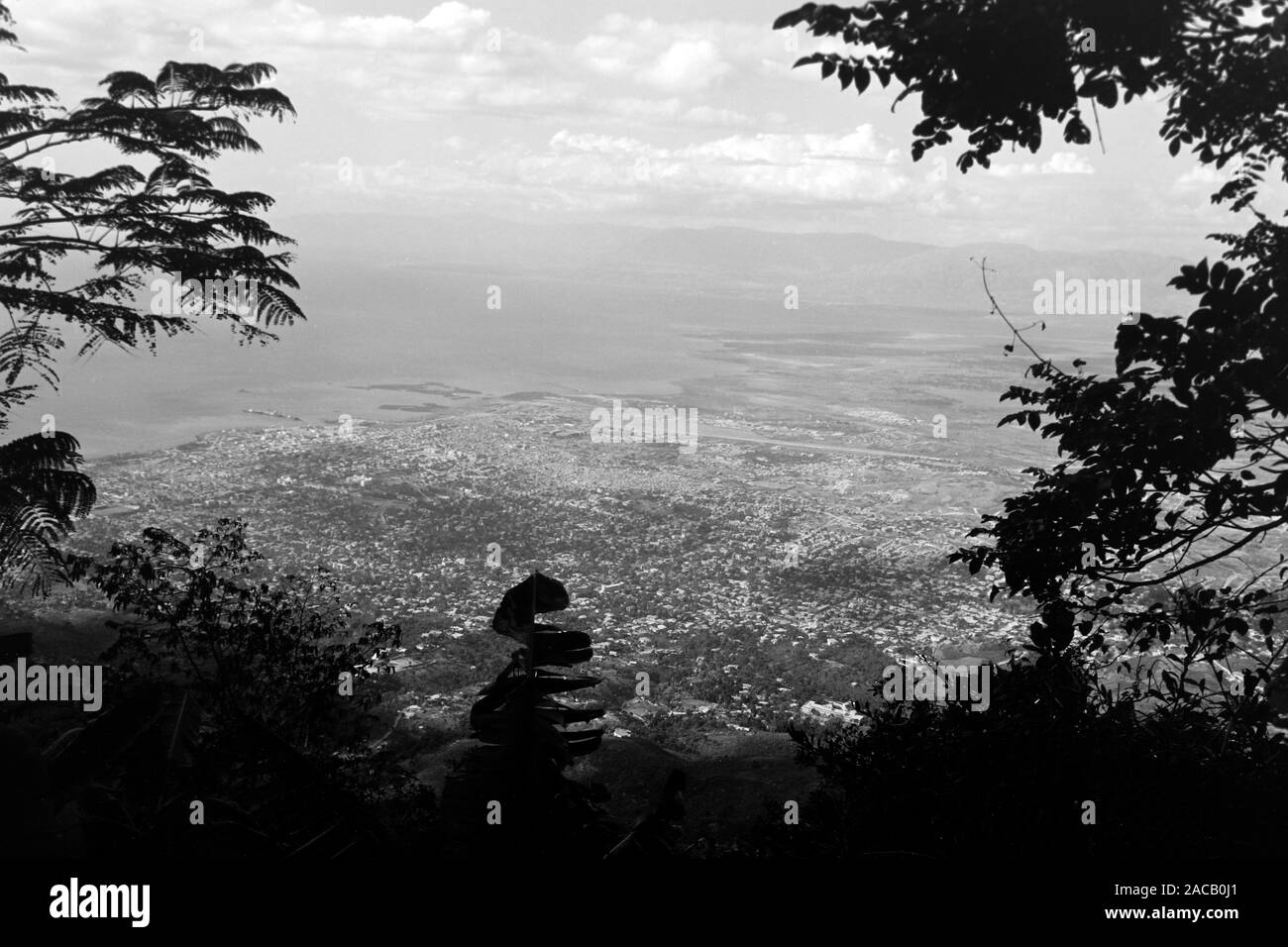 Blick auf das Häusermeer von Port-au-Prince, 1967. Vista su Port-au-Prince's case, 1967. Foto Stock