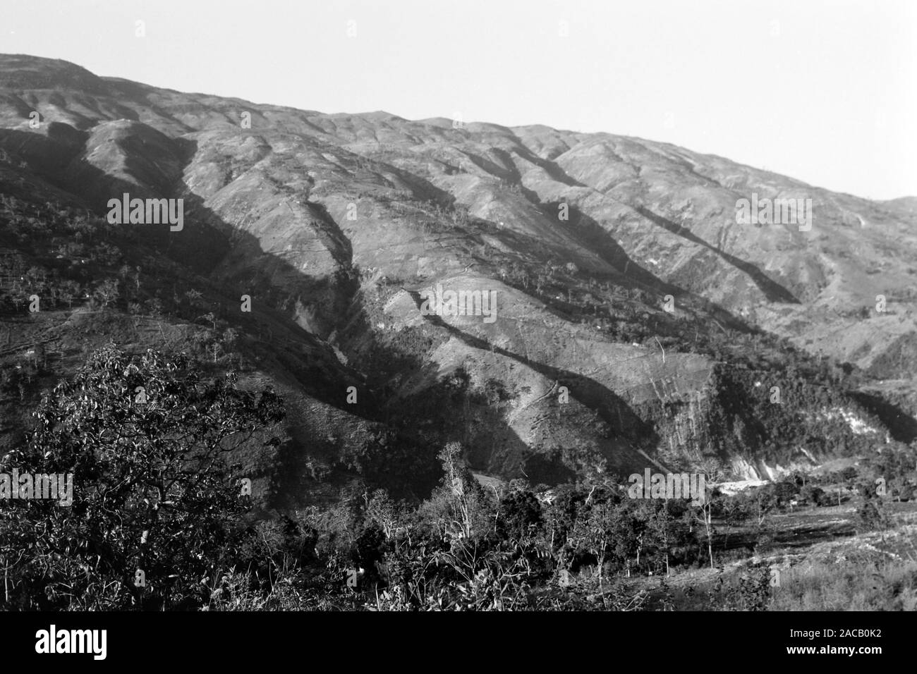 Entwaldete Bergzüge Nähe Port-au-Prince, 1967. Disboscate le gamme della montagna vicino a Port-au-Prince, 1967. Foto Stock