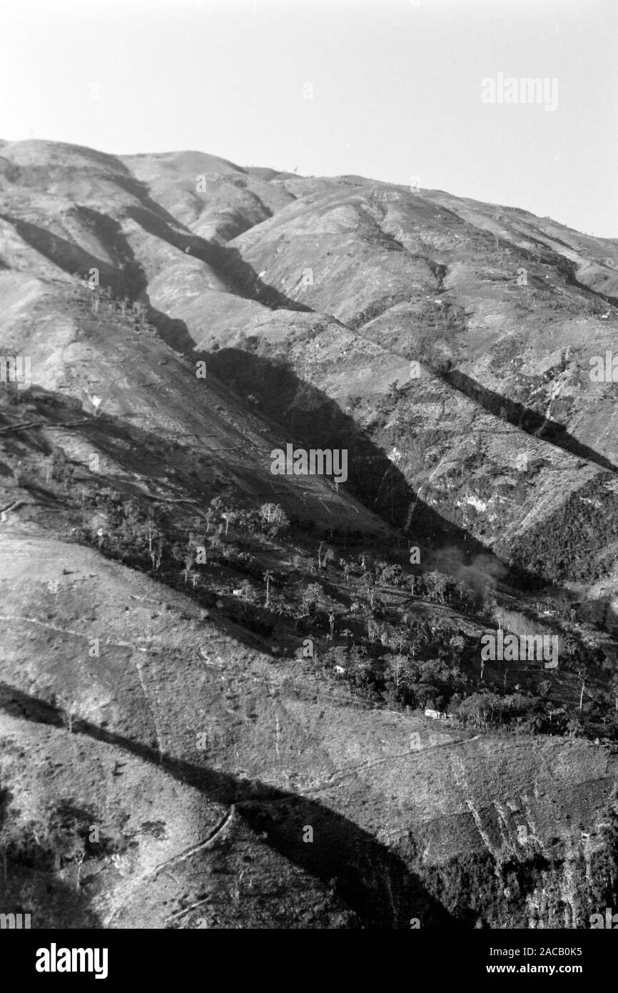 Entwaldete Bergzüge Nähe Port-au-Prince, 1967. Disboscate le gamme della montagna vicino a Port-au-Prince, 1967. Foto Stock