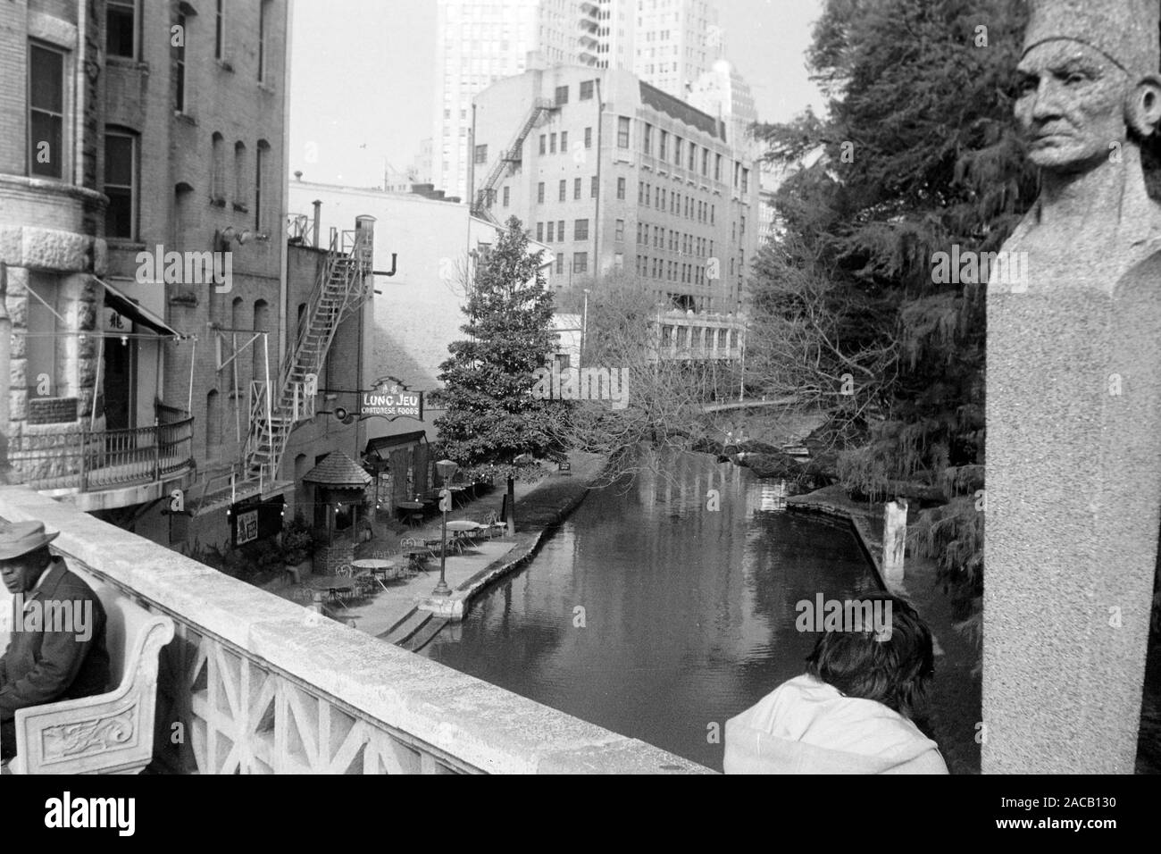 Die Commerce Street-Brücke über den San Antonio Fluss, 1960er. Commerce-Street-ponte che conduce oltre il Fiume San Antonio, 1960s. Foto Stock