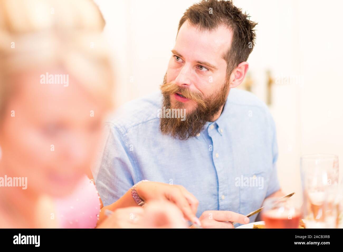 Gli ospiti dei matrimoni a sorridere e ridere e divertirsi al matrimonio colazione, lasciando i loro capelli giù dopo la cerimonia e sul banco della reception, matrimoni Foto Stock