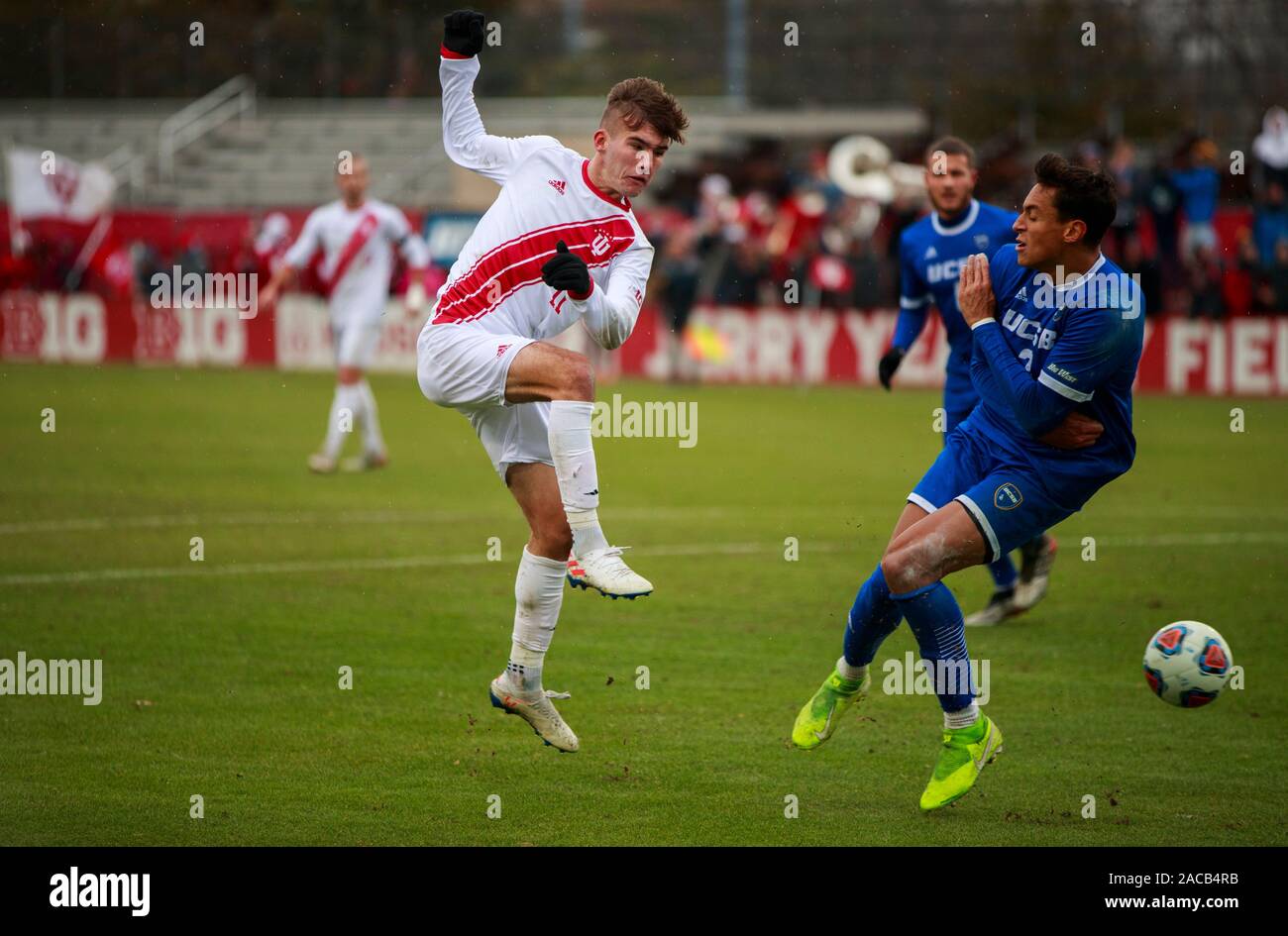 Indiana University di Joshua Penn (11) gioca contro University California Santa Barbara Noè Billingsley (7) durante un torneo del NCAA sweet 16 soccer game al Armstrong Stadium di Bloomington.(punteggio finale; Indiana University 0:1 University California Santa Barbara) Foto Stock