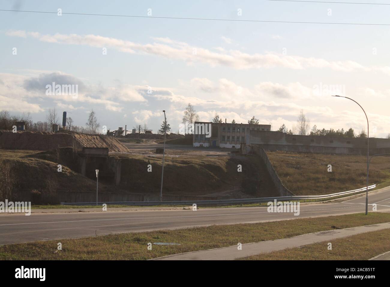 Paesaggio vuoto road in viaggio con le nubi del cielo nel primo giorno di inverno Foto Stock