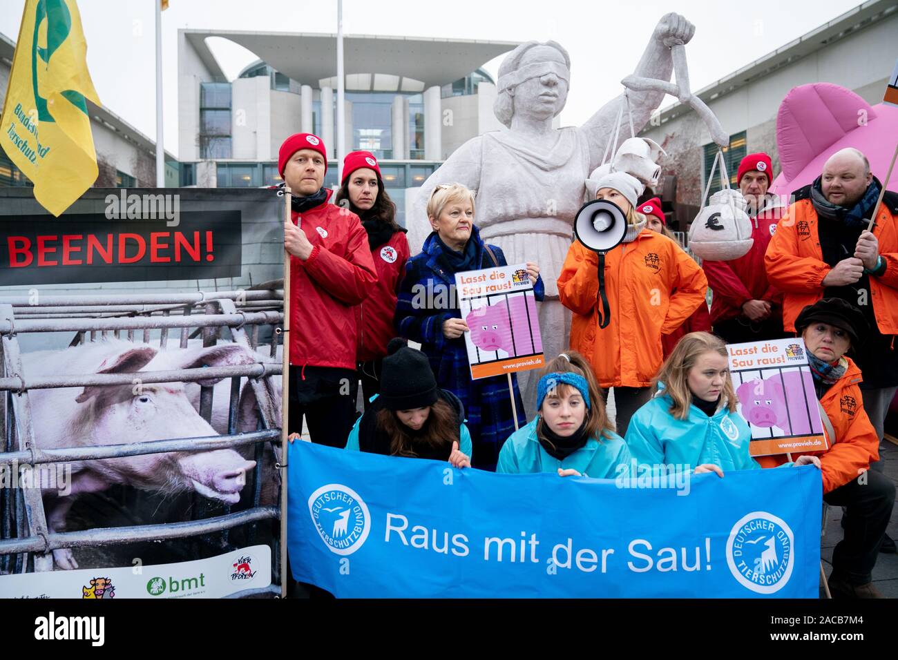 02 dicembre 2019, Berlin: Renate Künast, membro del Bundestag del Bündnis 90/Die Grünen, prende parte a una dimostrazione di attivisti per i diritti degli animali a margine del "Vertice Agricolo' nella parte anteriore della Cancelleria federale. I manifesti con le scritte "Raus mit der Sau' e 'Lasst die Sau raus' sono tenute fino. Foto: Kay Nietfeld/dpa Foto Stock
