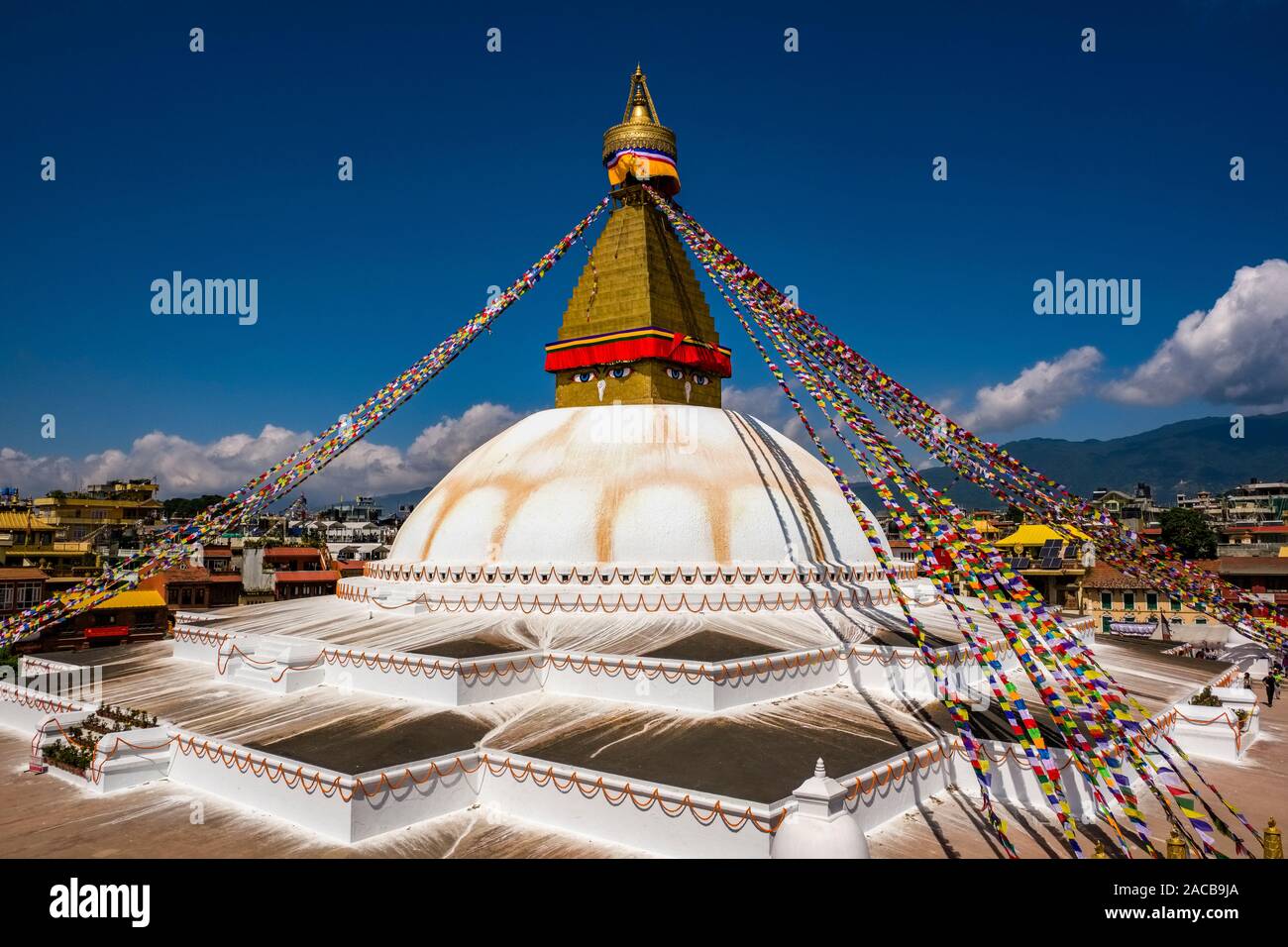 Vista del Boudha Stupa nel sobborgo Boudhanath, una delle principali attrazioni turistiche della città Foto Stock