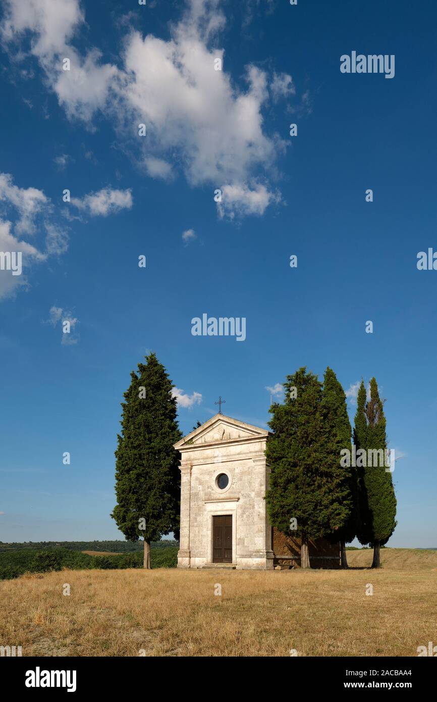 La Cappella della Madonna di Vitaleta un piccolo e bellissimo luogo di culto in Val d'Orcia paesaggio tra San Quirico e Pienza Toscana Italia Foto Stock