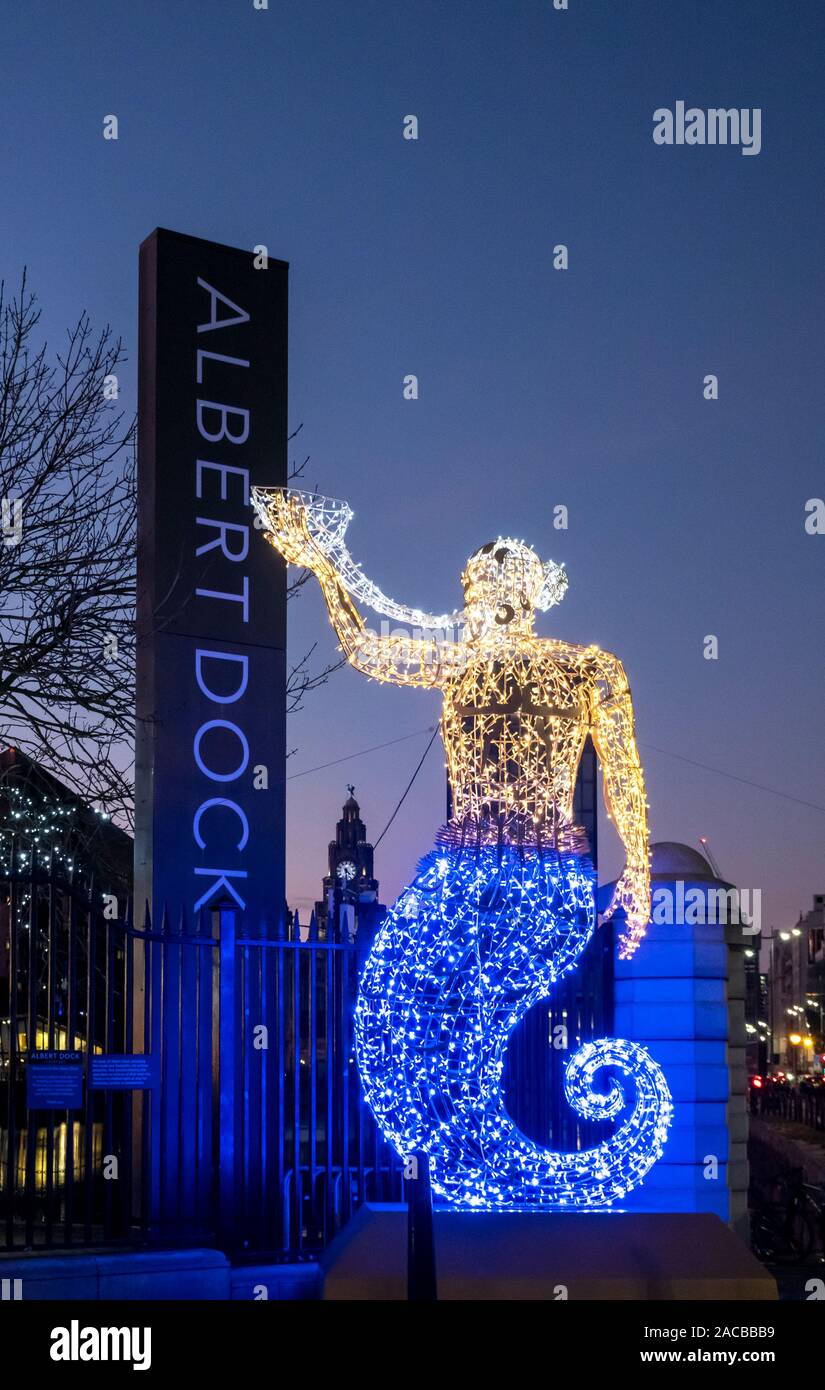 Colorate merman illuminato ad ingresso a Albert Dock di Liverpool Foto Stock
