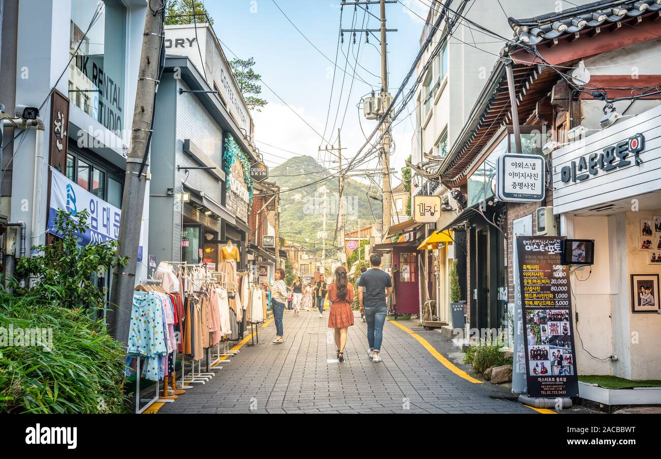 Seoul COREA , 23 settembre 2019 : strada pedonale con coppia asiatica e il monte Inwangsan in background in Villaggio Bukchon district Seoul COREA DEL SUD Foto Stock