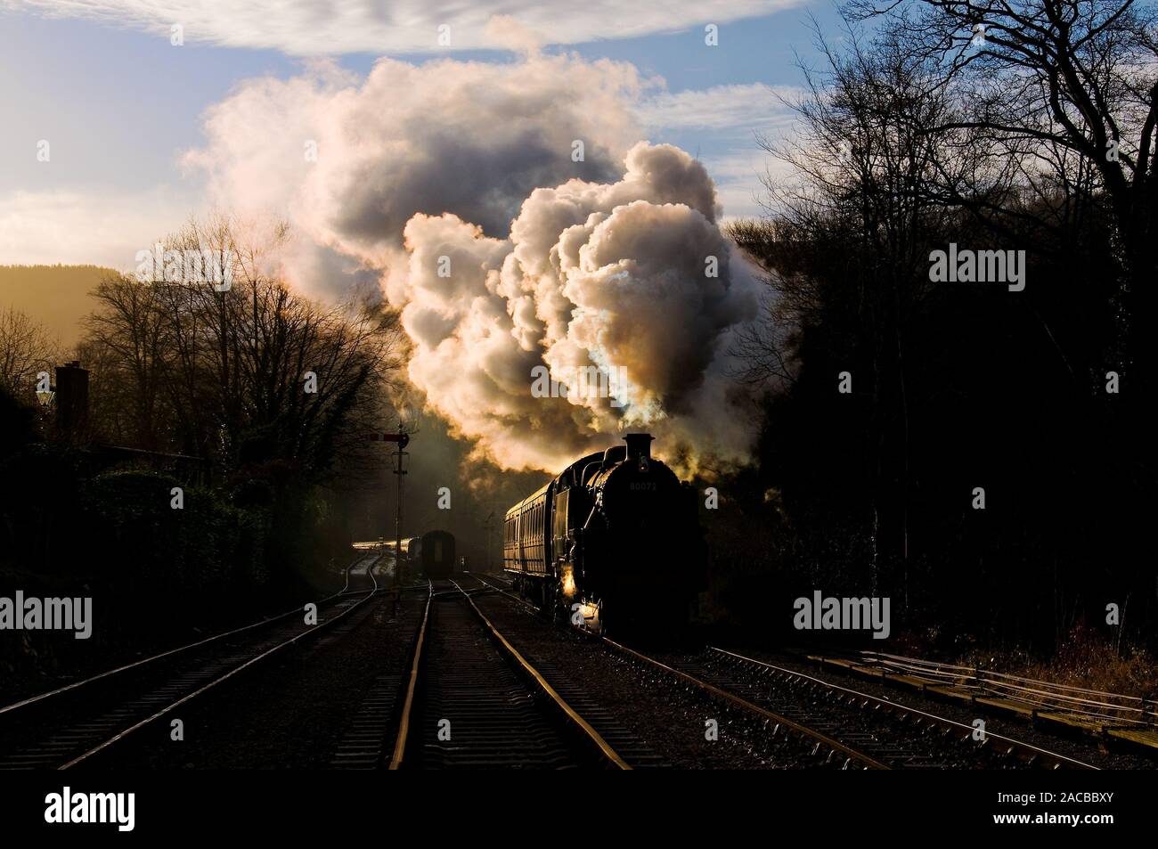 BR serbatoio Standard No.80072 poco dopo aver lasciato Llangollen a merci di giunzione. Foto Stock