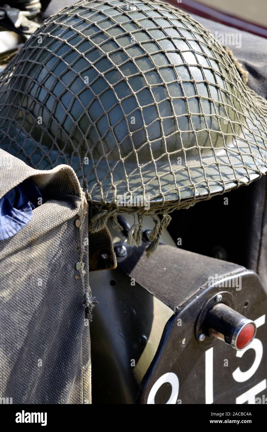 Soldati casco di stagno sulla parte posteriore del vintage motociclo militare Foto Stock