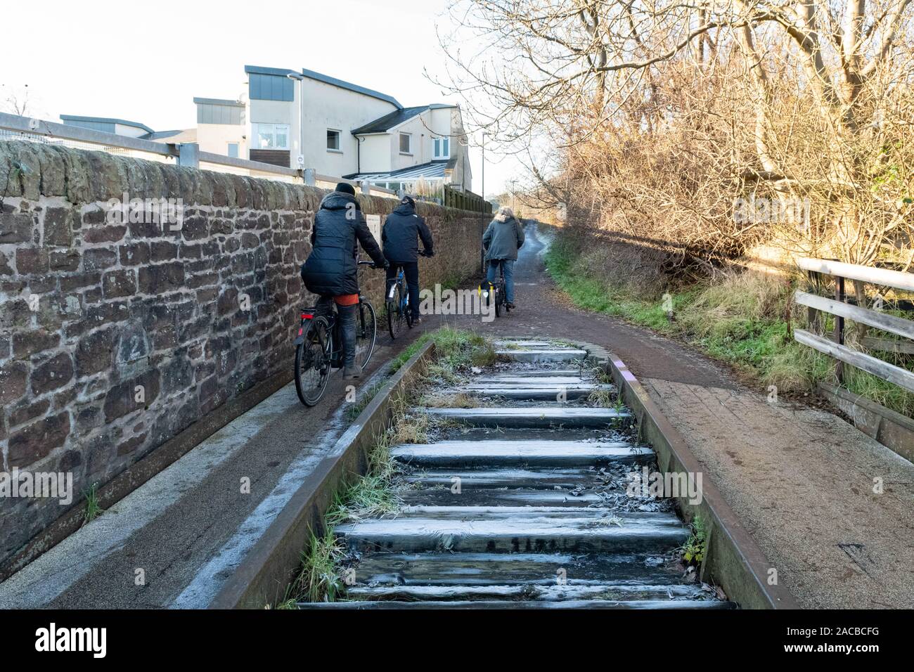 I ciclisti passando una sezione originale di binario ferroviario su innocenti percorso ferroviario - Edinburgh prima ferrovia, Scotland, Regno Unito Foto Stock