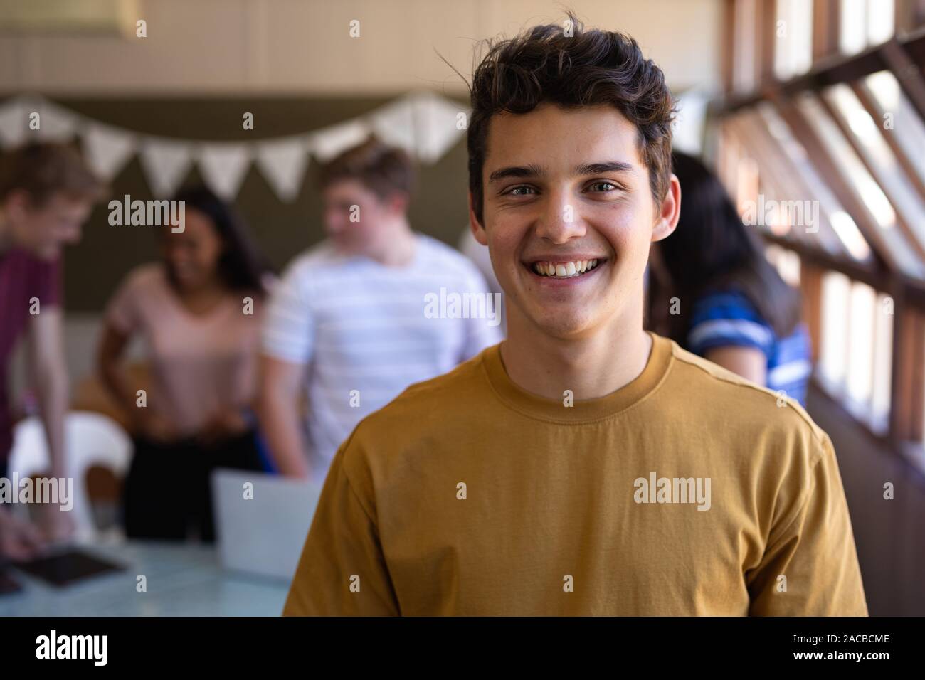 Ritratto di ragazzo adolescente in aula scolastica Foto Stock