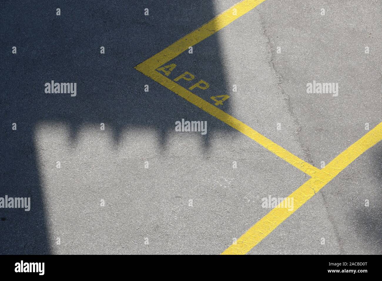 Linee per spazi di parcheggio in prossimità di un edificio residenziale Foto Stock