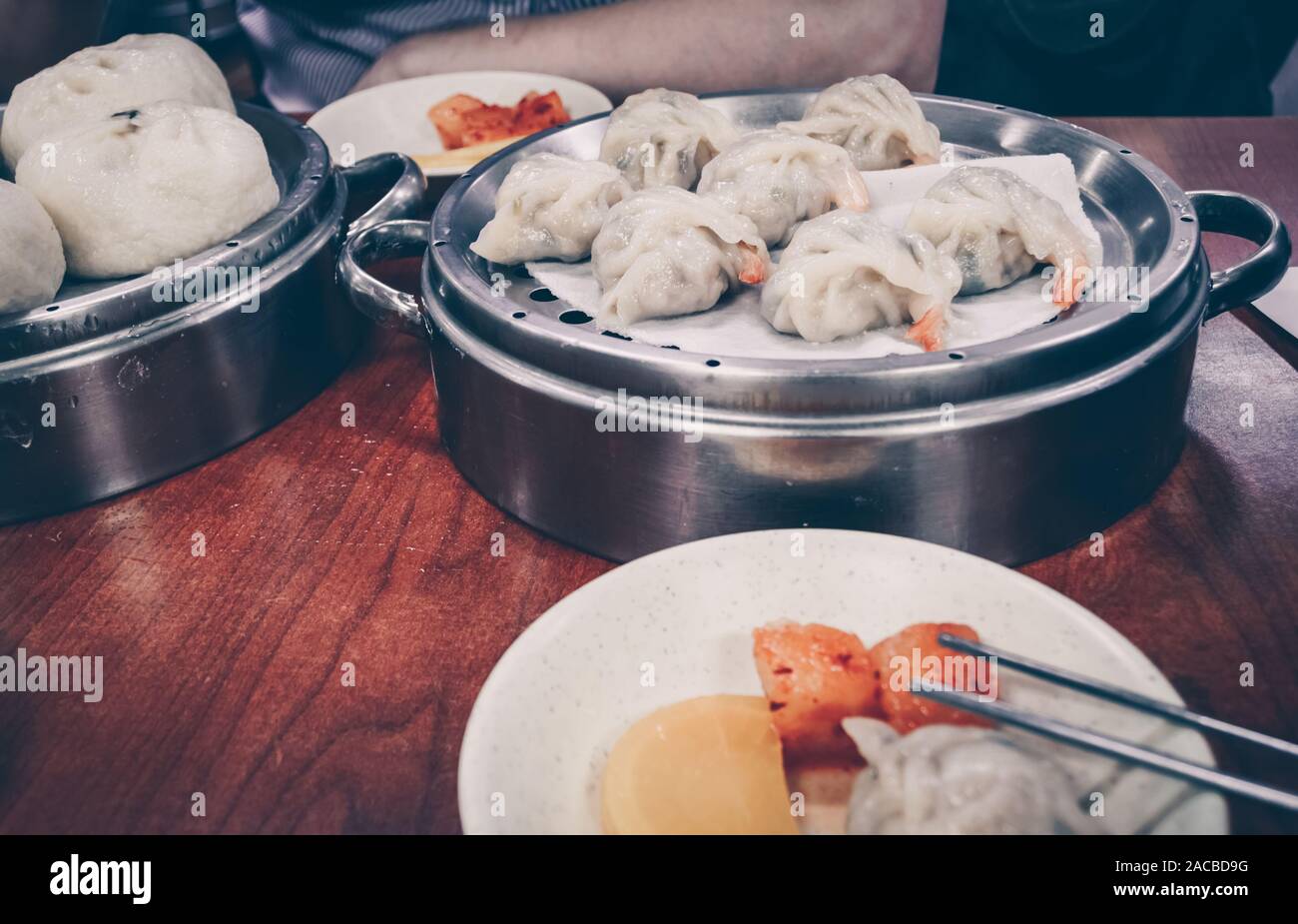 Tipico coreano al vapore caldo haukau su apparecchio speciale Foto Stock