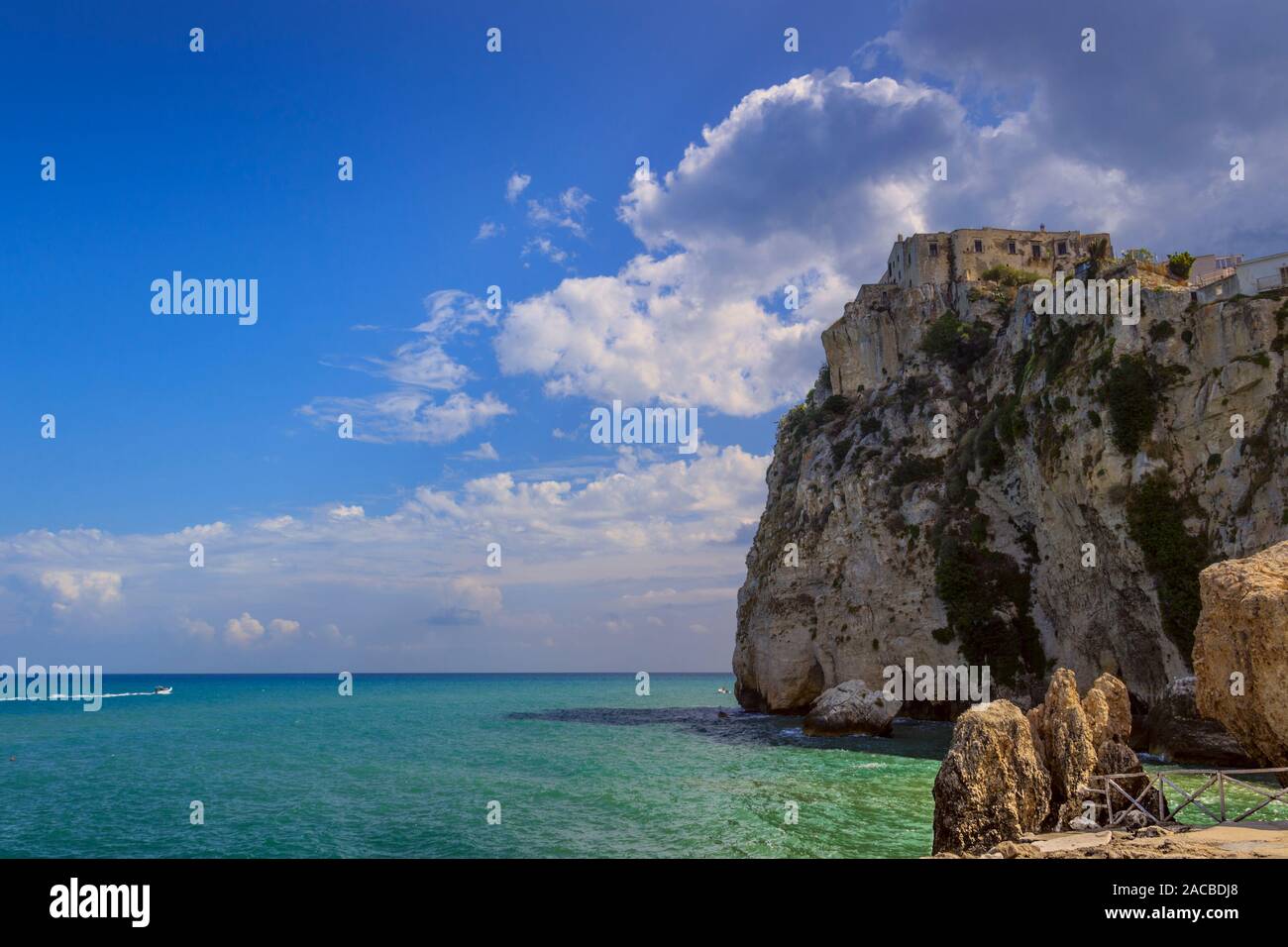 Peschici vecchia: Castello Normanno sulla scogliera. Il castello di Peschici impreziosisce la già pittoresco aspetto di questo villaggio,Italia (Puglia). Foto Stock