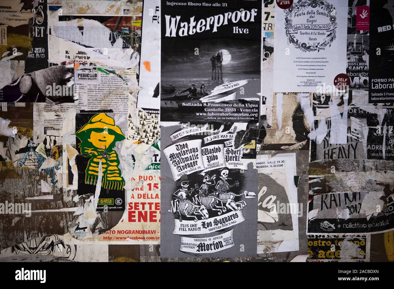 Manifesti stracciati, Calle del Cafetier, Castello, Venezia, Italia Foto Stock