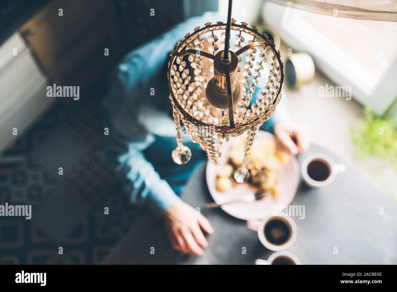 La prima colazione al tavolo ovale dalla finestra. Foto Stock