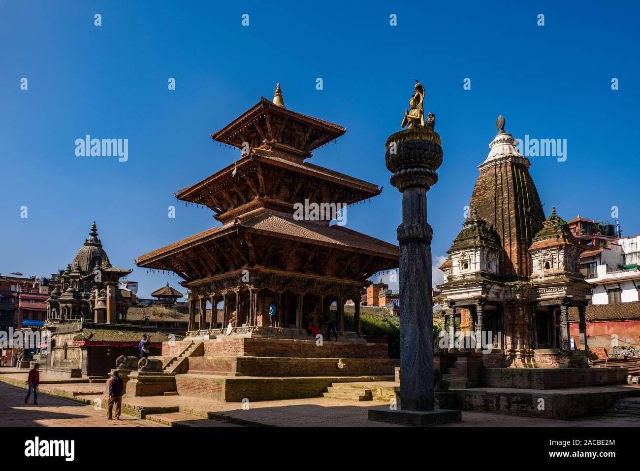Templi e il golden Garuda statua sulla Patan Durbar Square, una delle principali attrazioni turistiche della città Foto Stock Templi e il golden Garuda statua sulla Patan Durbar Square, una delle principali attrazioni turistiche della città Foto Stock