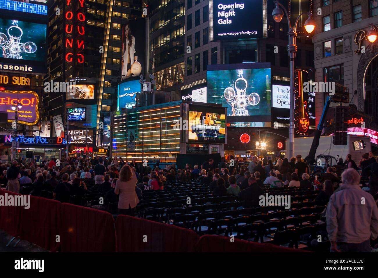 La città di NEW YORK, Stati Uniti d'America - 23 settembre: apertura notturna del Metropolitan opera con un live performance gratuita su schermi di grandi dimensioni su Broadway, New York il 23 settembre, 2008 Foto Stock