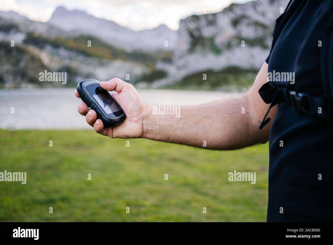 Dettaglio di un uomo con le mani in mano in possesso di un GPS di montagna Foto Stock