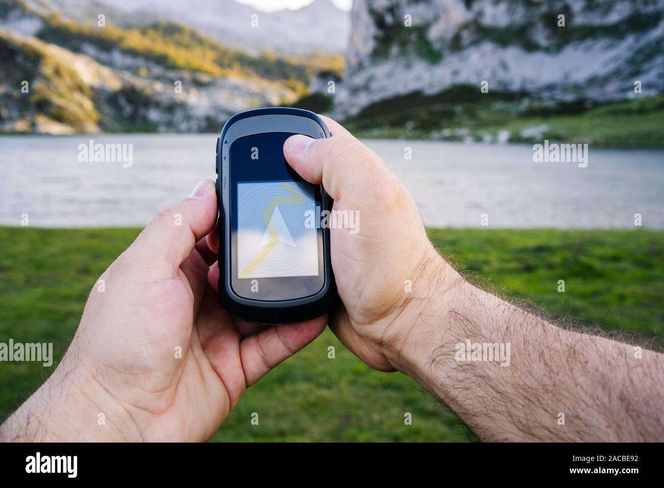 Dettaglio di un uomo con le mani in mano in possesso di un GPS di montagna Foto Stock